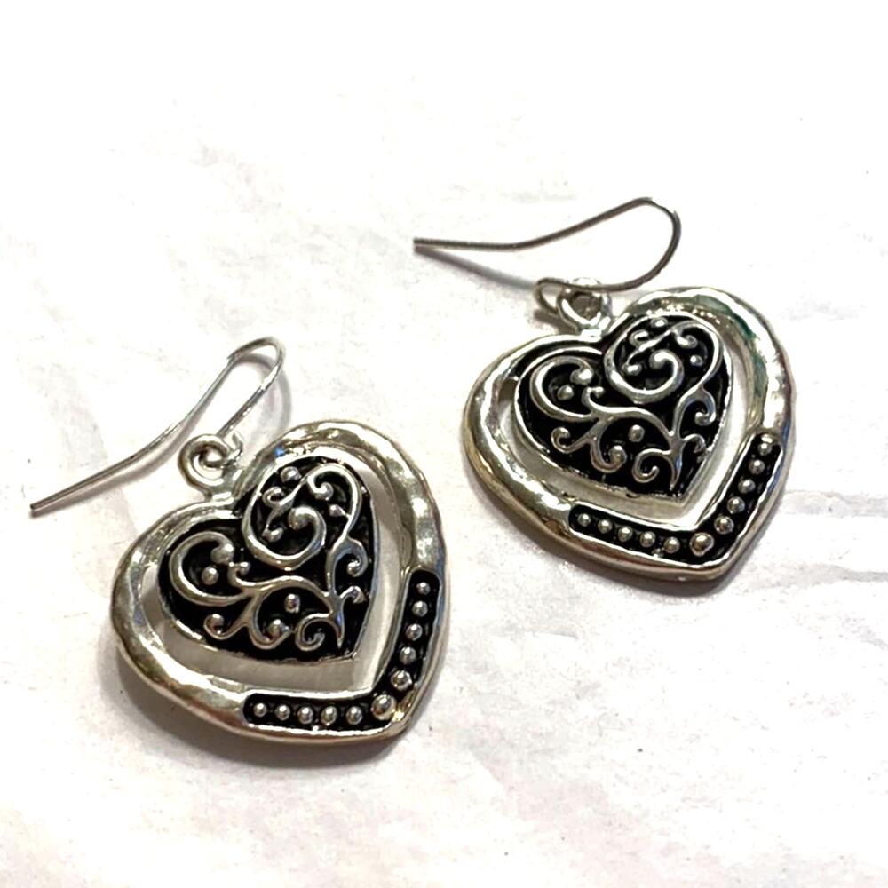 Heart shaped pierced earrings silvertone textured drop dangle romantic ornate